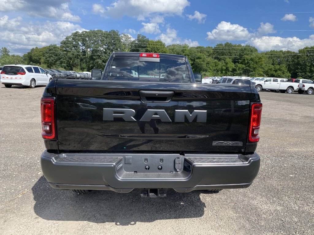 New 2026 Diamond Black Crystal Pearl-Coat Exterior Paint RAM Tradesman image 4