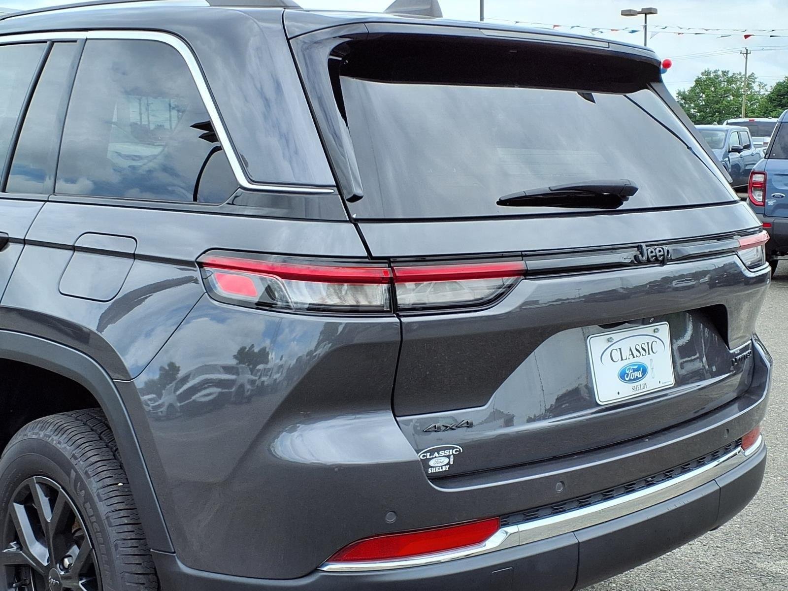 Used 2022 Baltic Gray Metallic Clearcoat Jeep Limited image 18