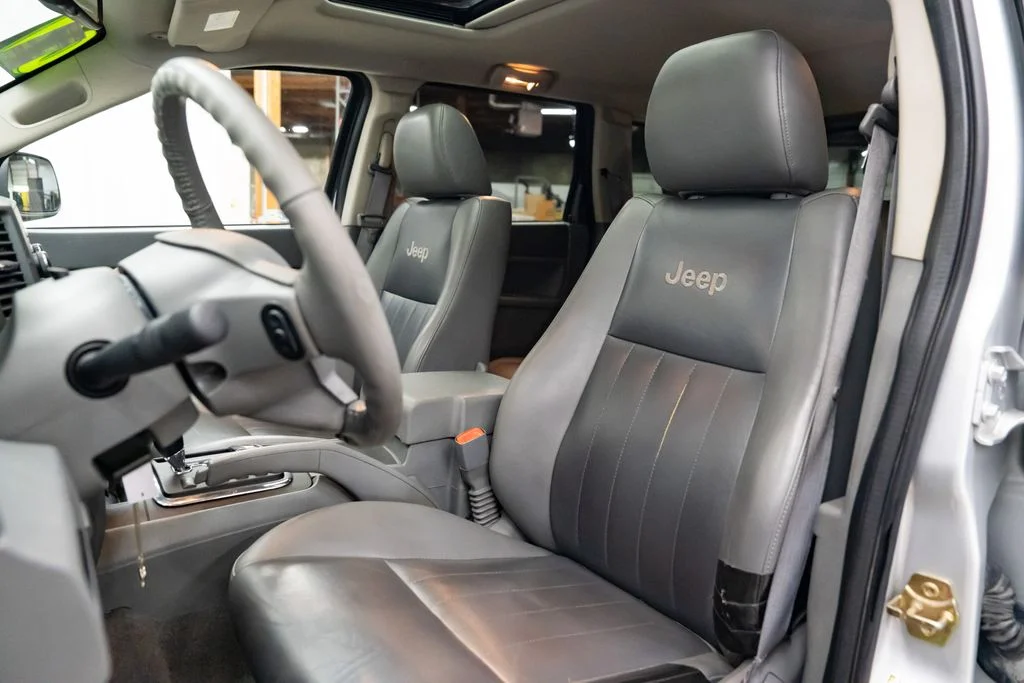 Used 2007 Silver Jeep Laredo image 22