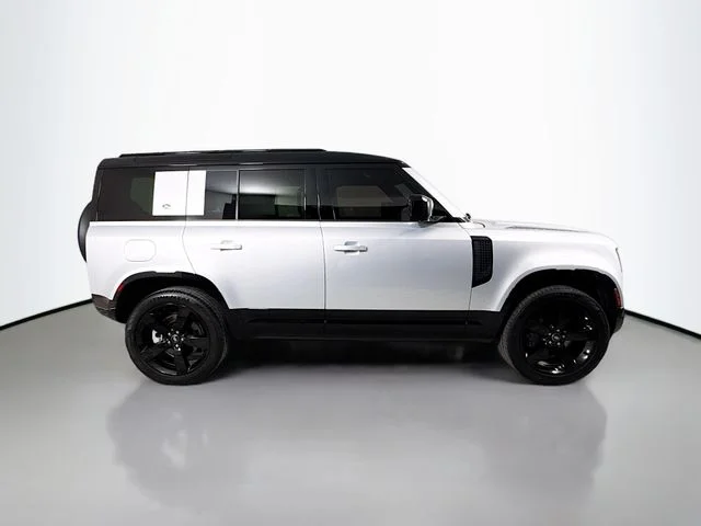 Used 2024 Hakuba Silver Metallic Land Rover X-Dynamic SE image 4