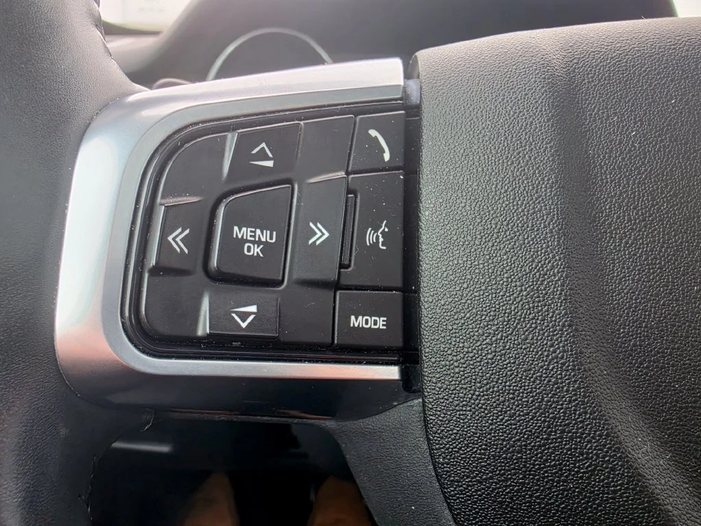 Used 2017 White Land Rover HSE image 23