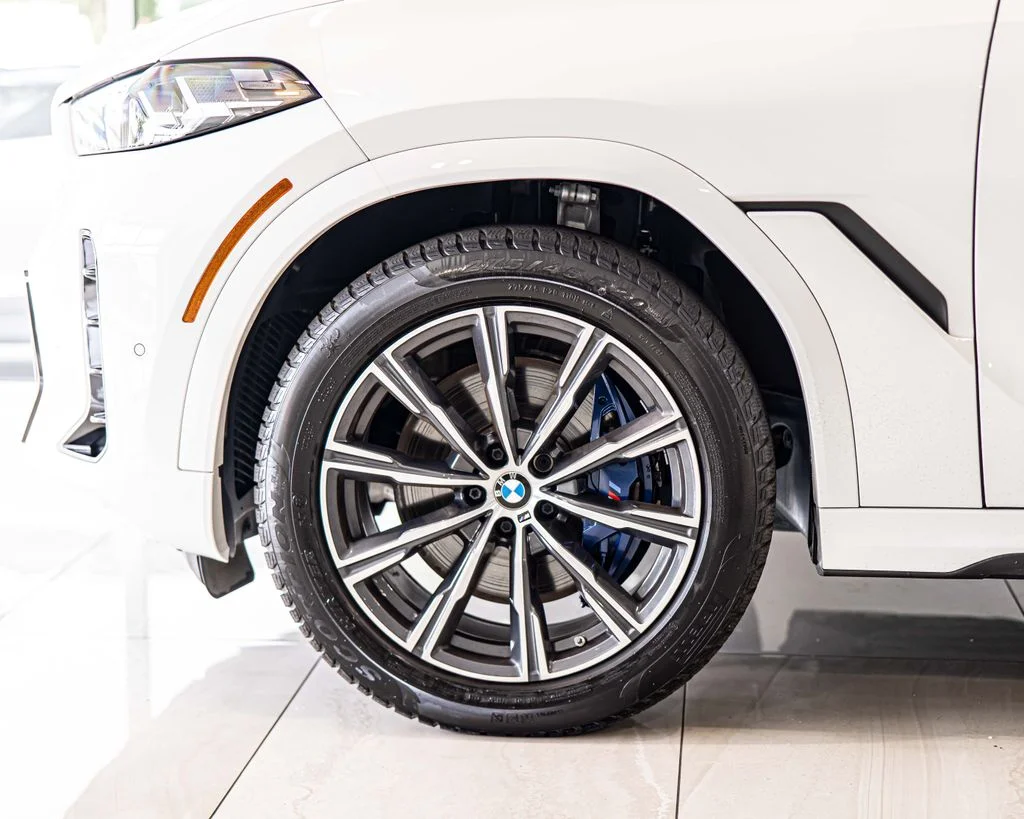 Used 2024 White BMW xDrive40i image 8