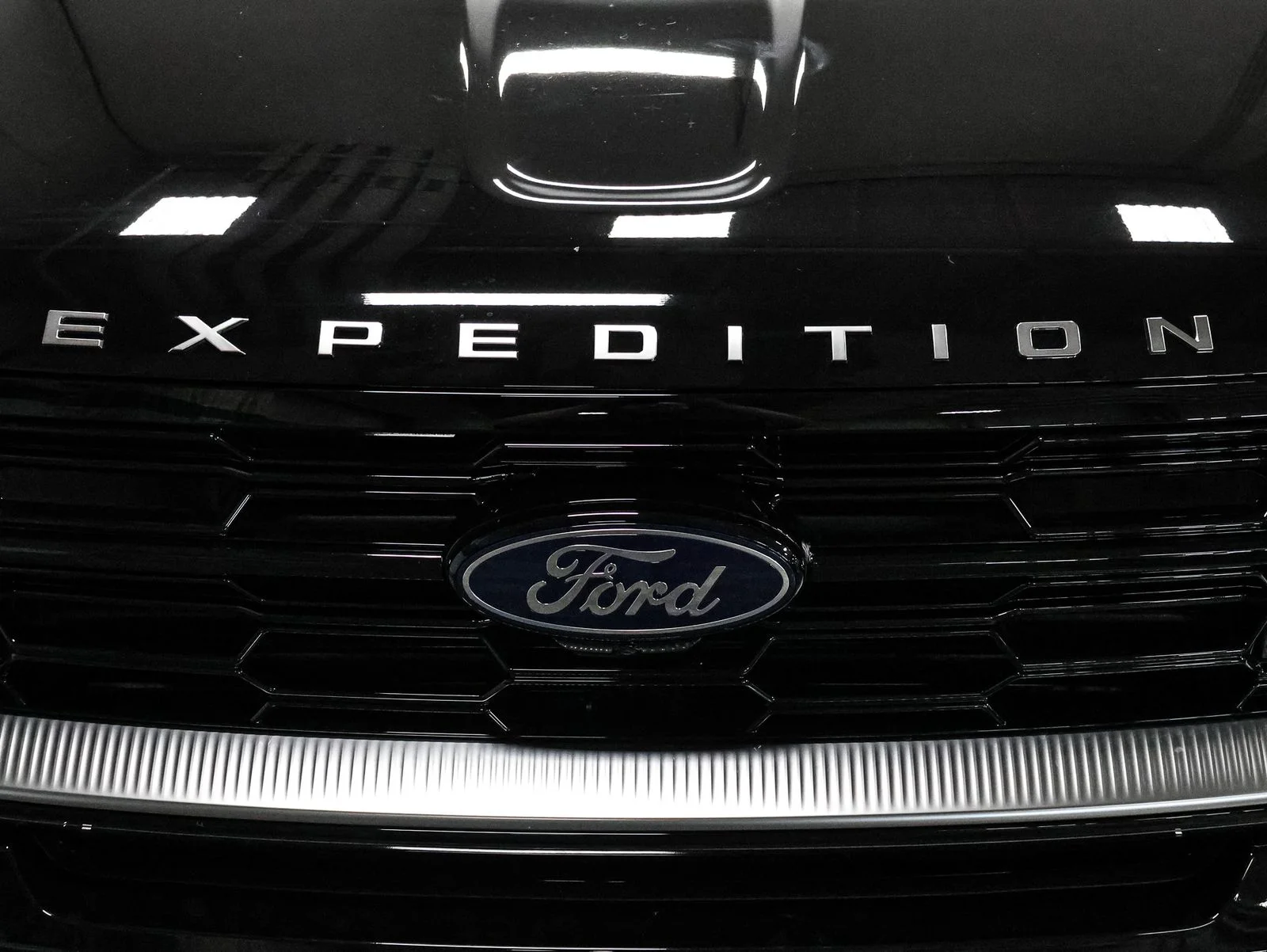 New 2026 Agate Black Metallic Ford MAX Platinum® image 13