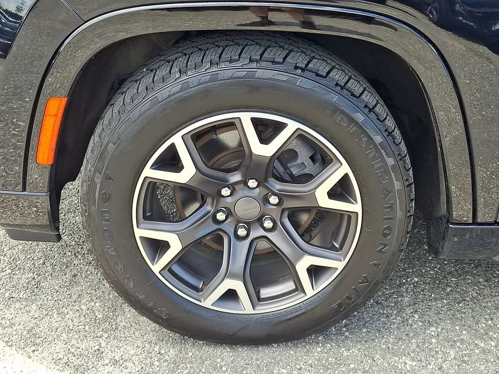 Used 2023 Diamond Black Crystal Pearlcoat Jeep Series III image 29