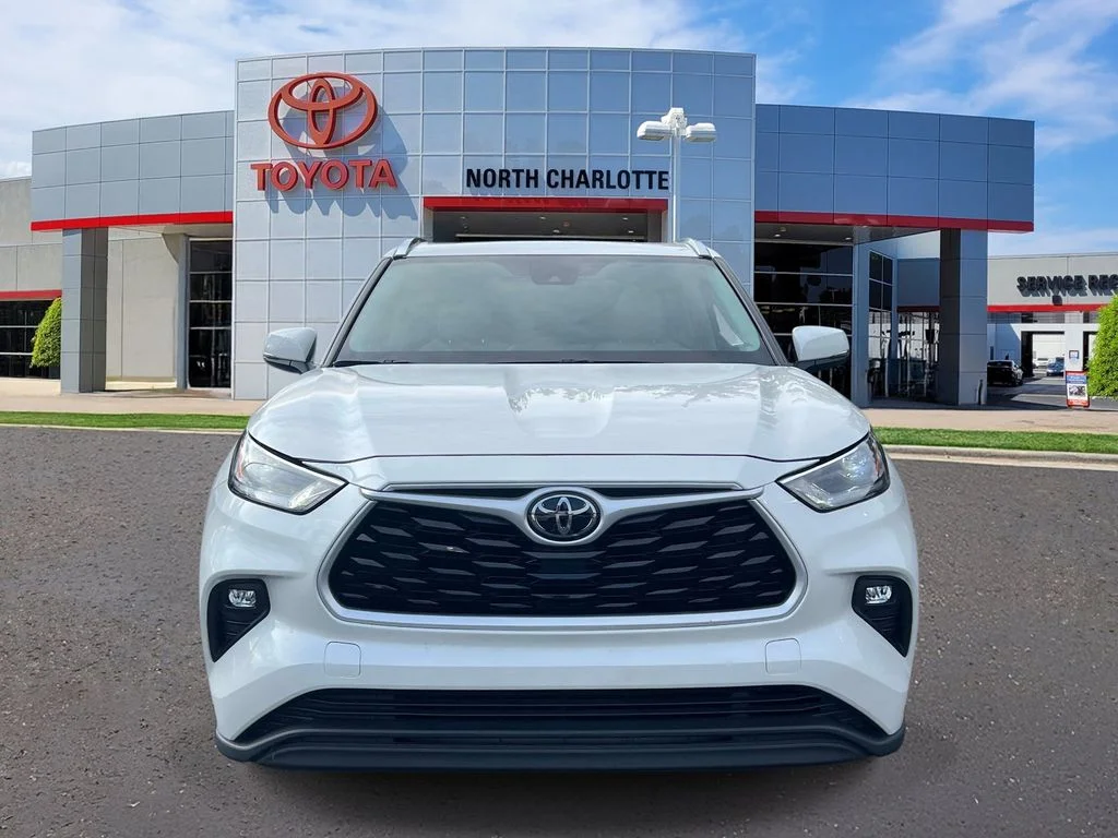 Used 2021 White Toyota XLE image 3