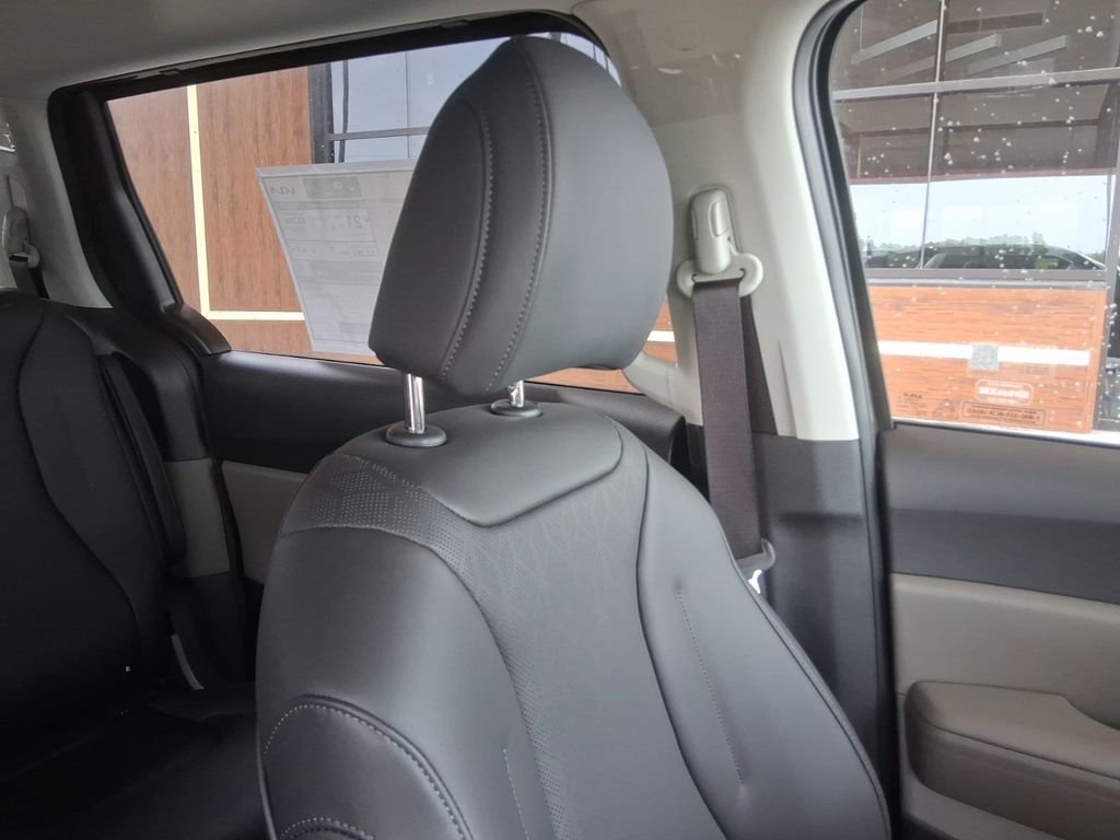 Used 2026  Kia LXS image 23