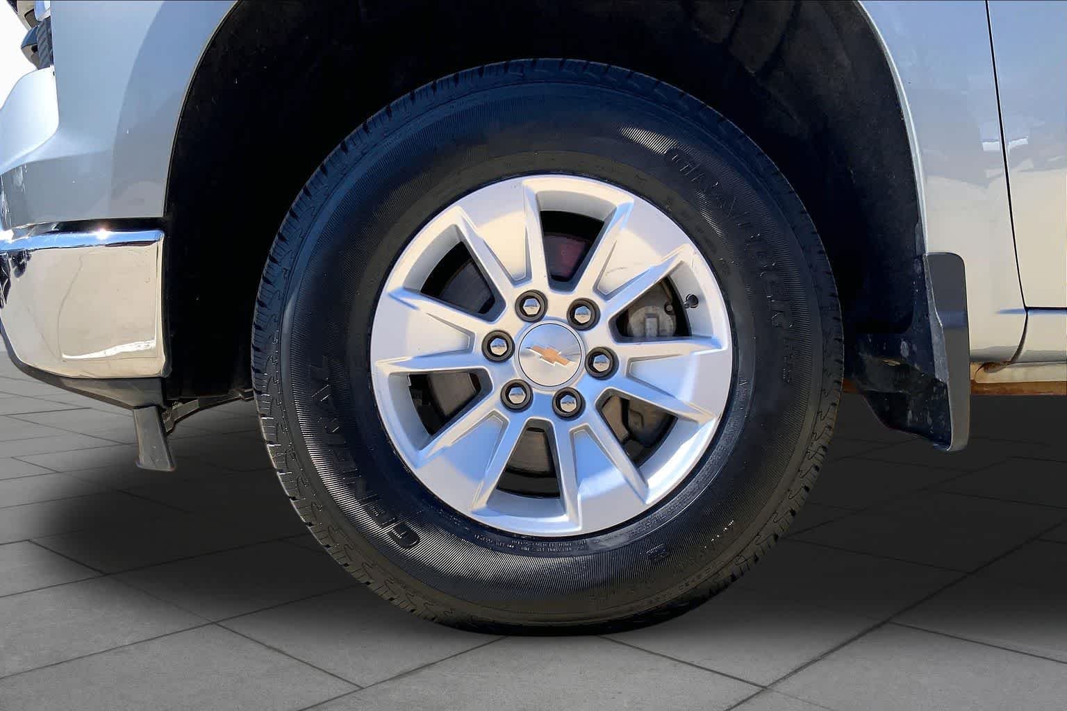 Used 2025 Sterling Gray Metallic Chevrolet LT image 18