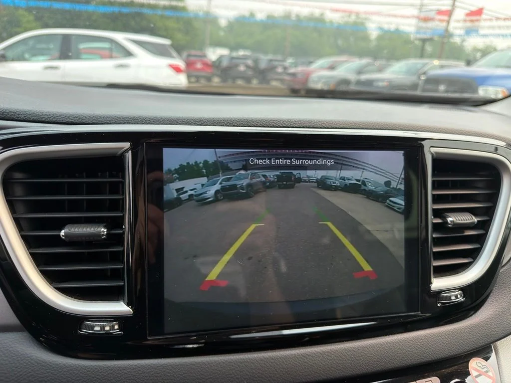 Used 2023 Black Chrysler Touring L image 7