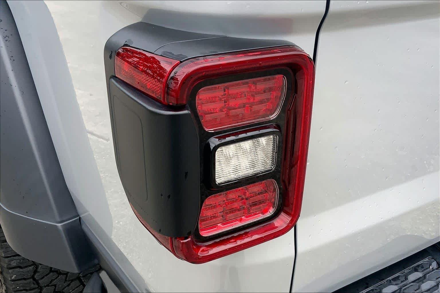 Used 2024 Silver Zynith Clearcoat Jeep Rubicon image 27