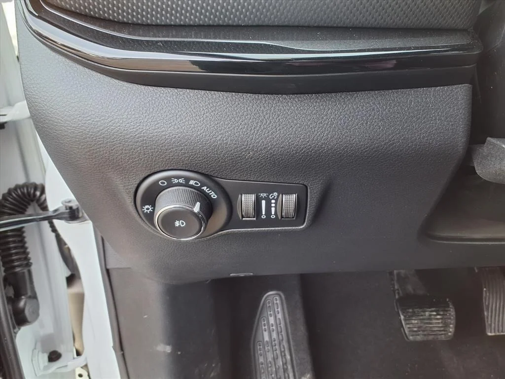 New 2026 Bright White Clear-Coat Exterior Paint Jeep Latitude image 13