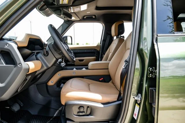 New 2026 Woolstone Green Land Rover X-Dynamic SE image 3
