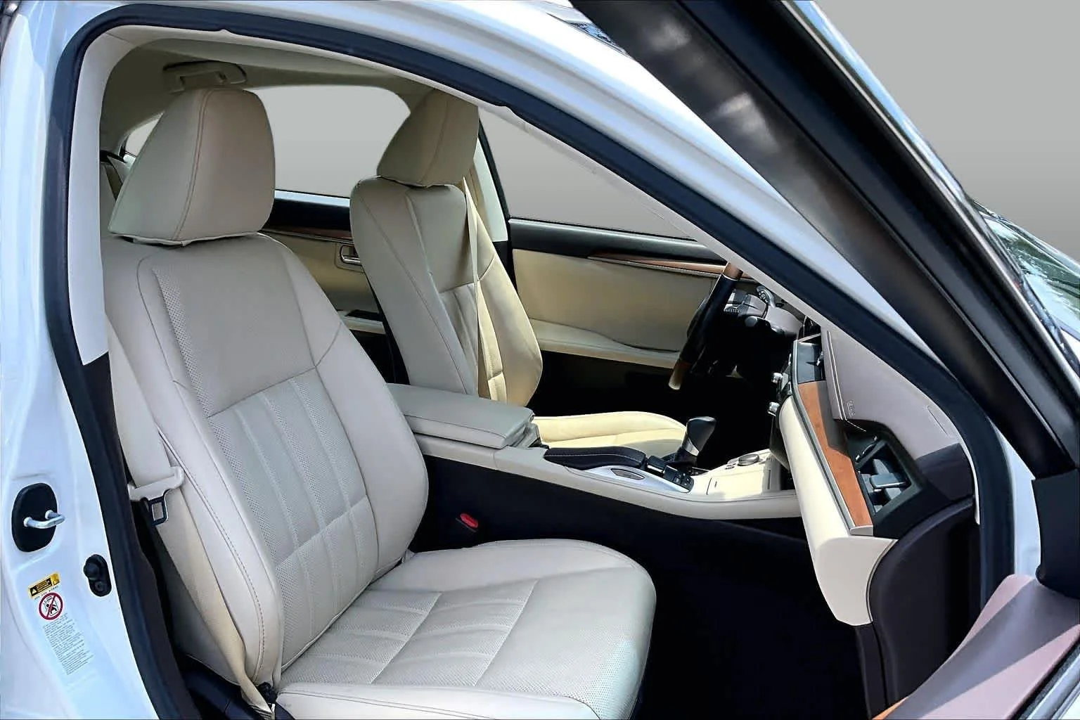 Used 2018 Eminent White Pearl Lexus  image 9