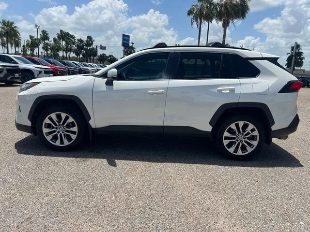 Used 2022 White Toyota XLE Premium image 4
