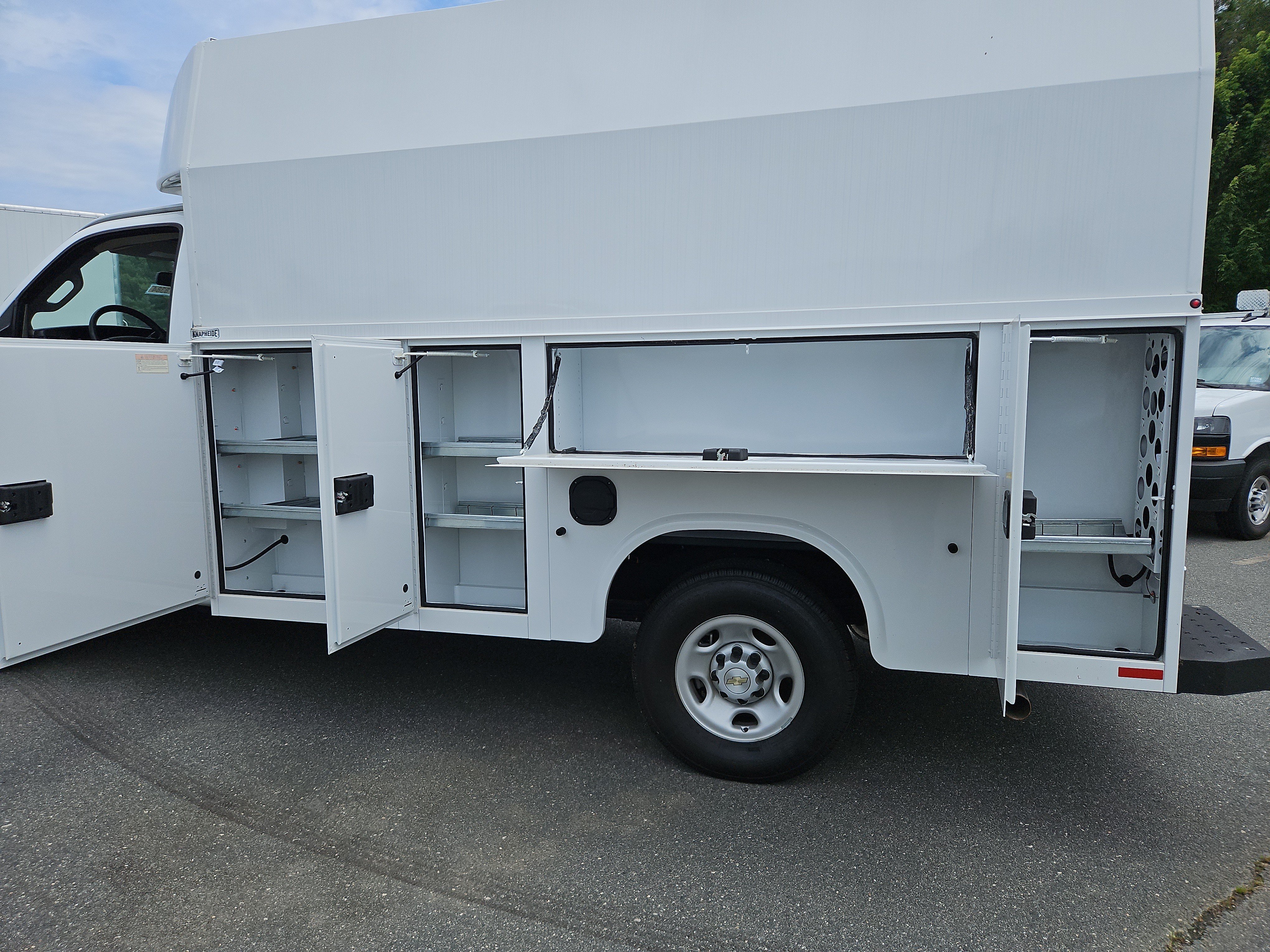 New 2025 Summit White Chevrolet 1WT image 19