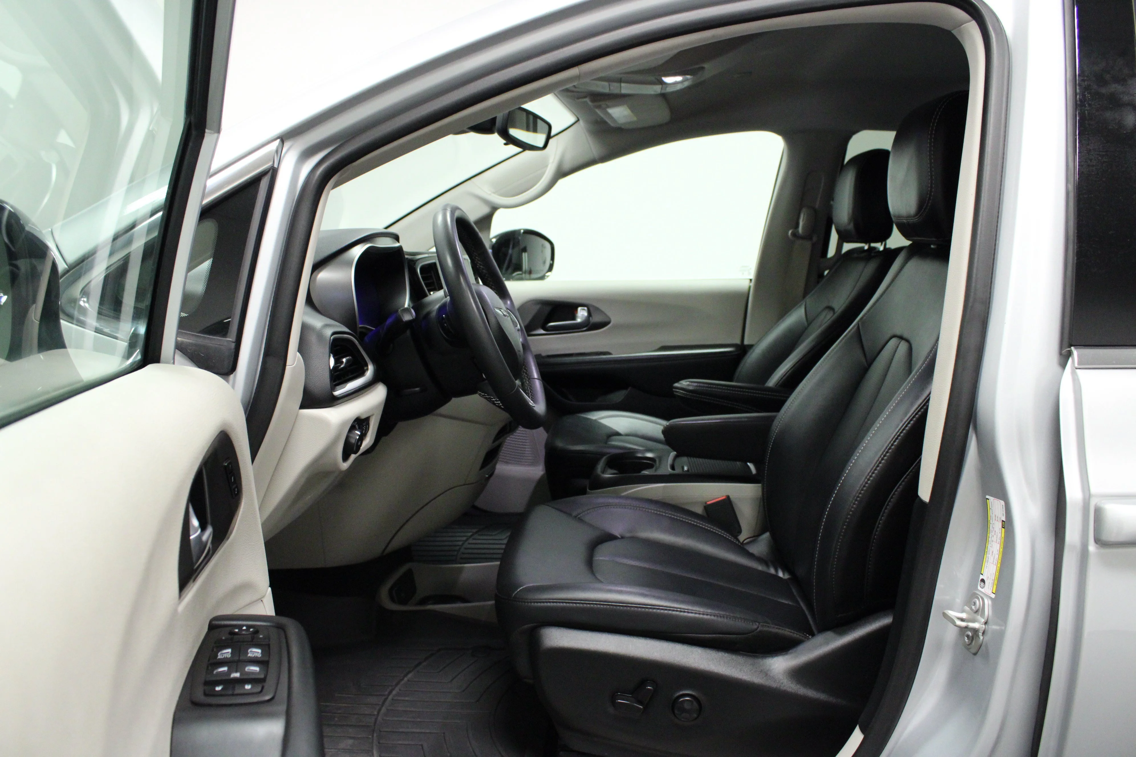 Used 2024 Silver Mist Clearcoat Chrysler Touring L image 12