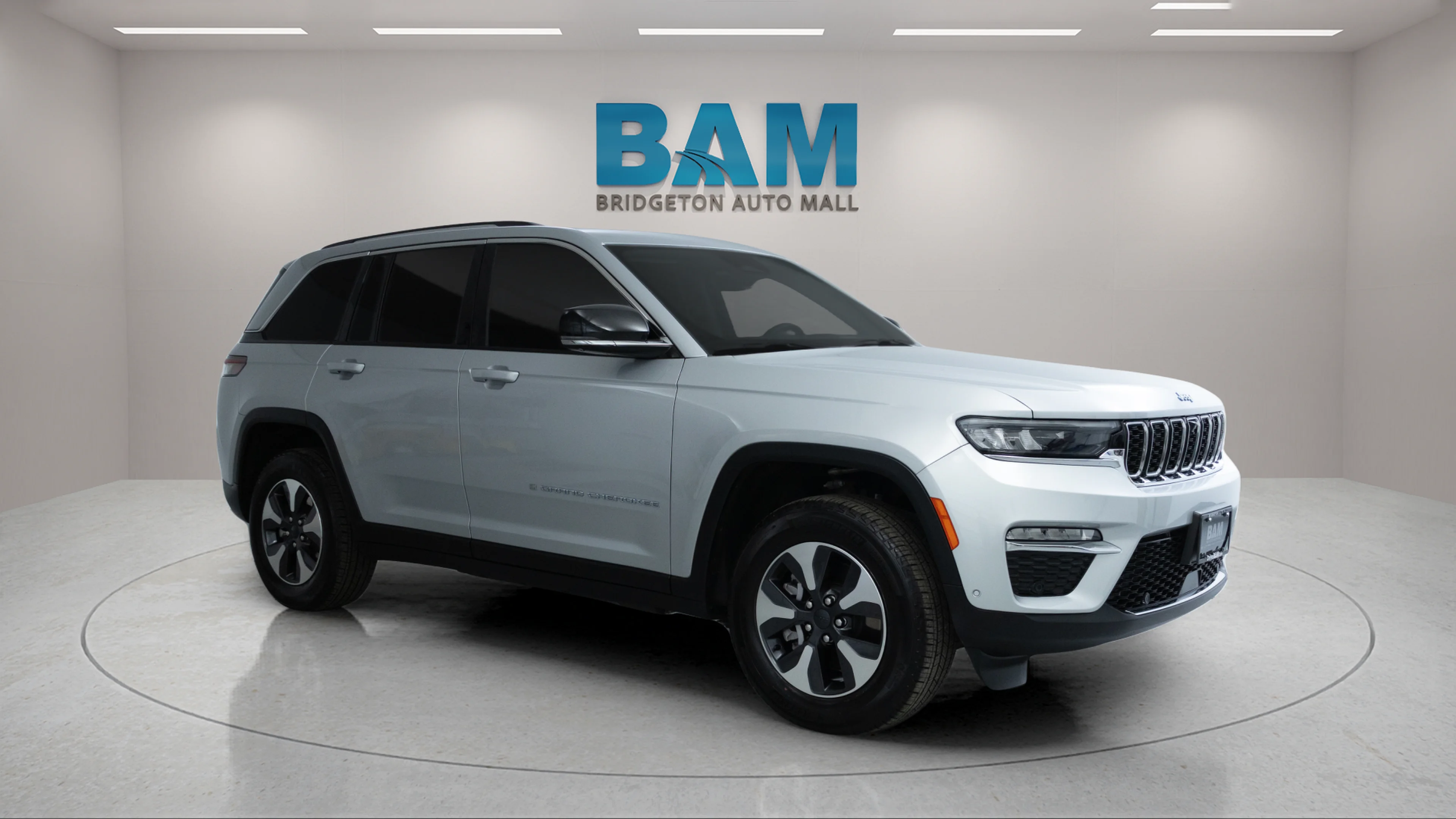 Used 2023 Silver Zynith Jeep  image 1