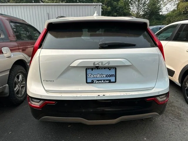 Used 2023 Snow White Pearl Kia Wave image 5