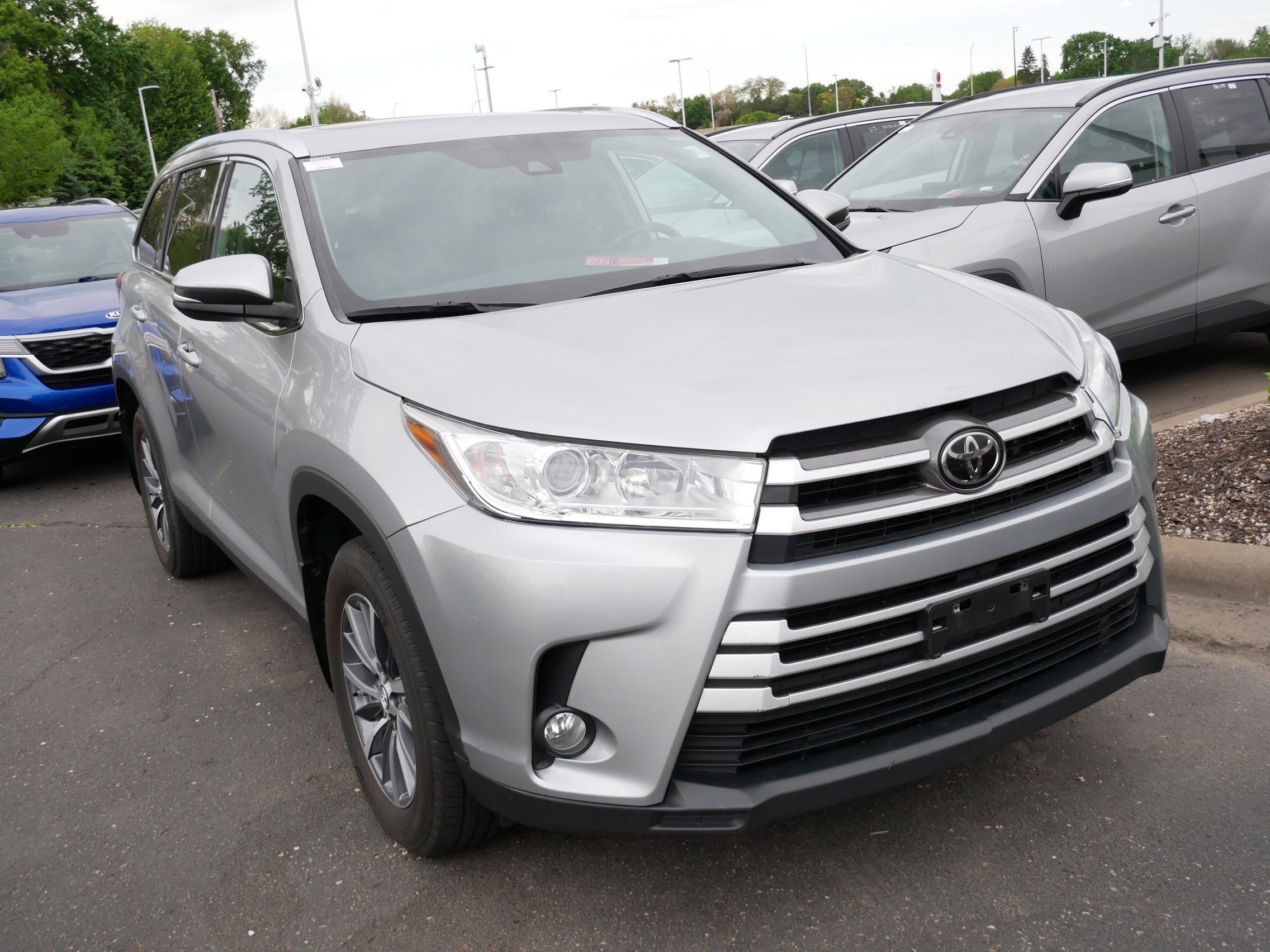 Used 2019 Toyota Highlander XLE with VIN 5TDJZRFH8KS722103 for sale in Brooklyn Center, Minnesota