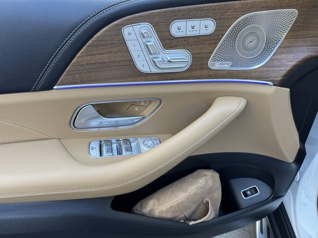 New 2026 MANUFAKTUR Moonlight White Metallic Mercedes-Benz GLS 580 image 9