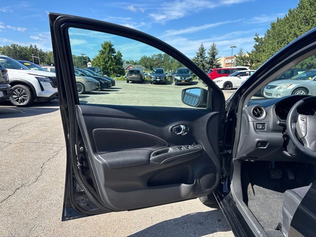 Used 2019 Black Nissan 1.6 SV image 15