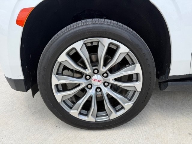 Used 2021 White Frost Tricoat GMC Denali image 10