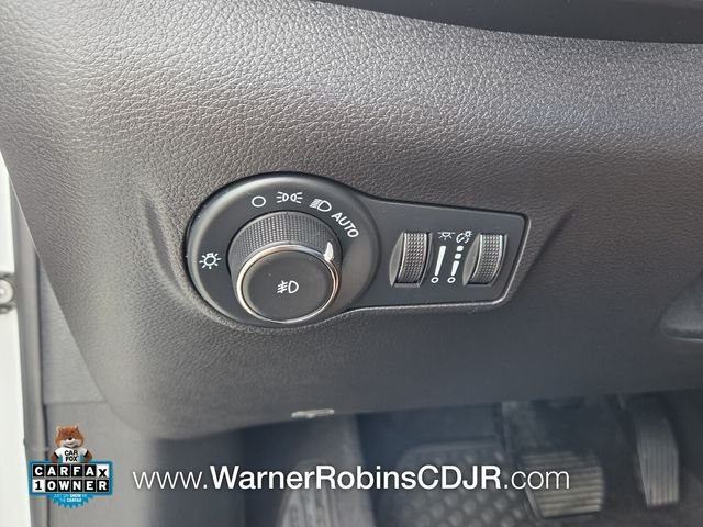 Used 2023 White Jeep Latitude image 30