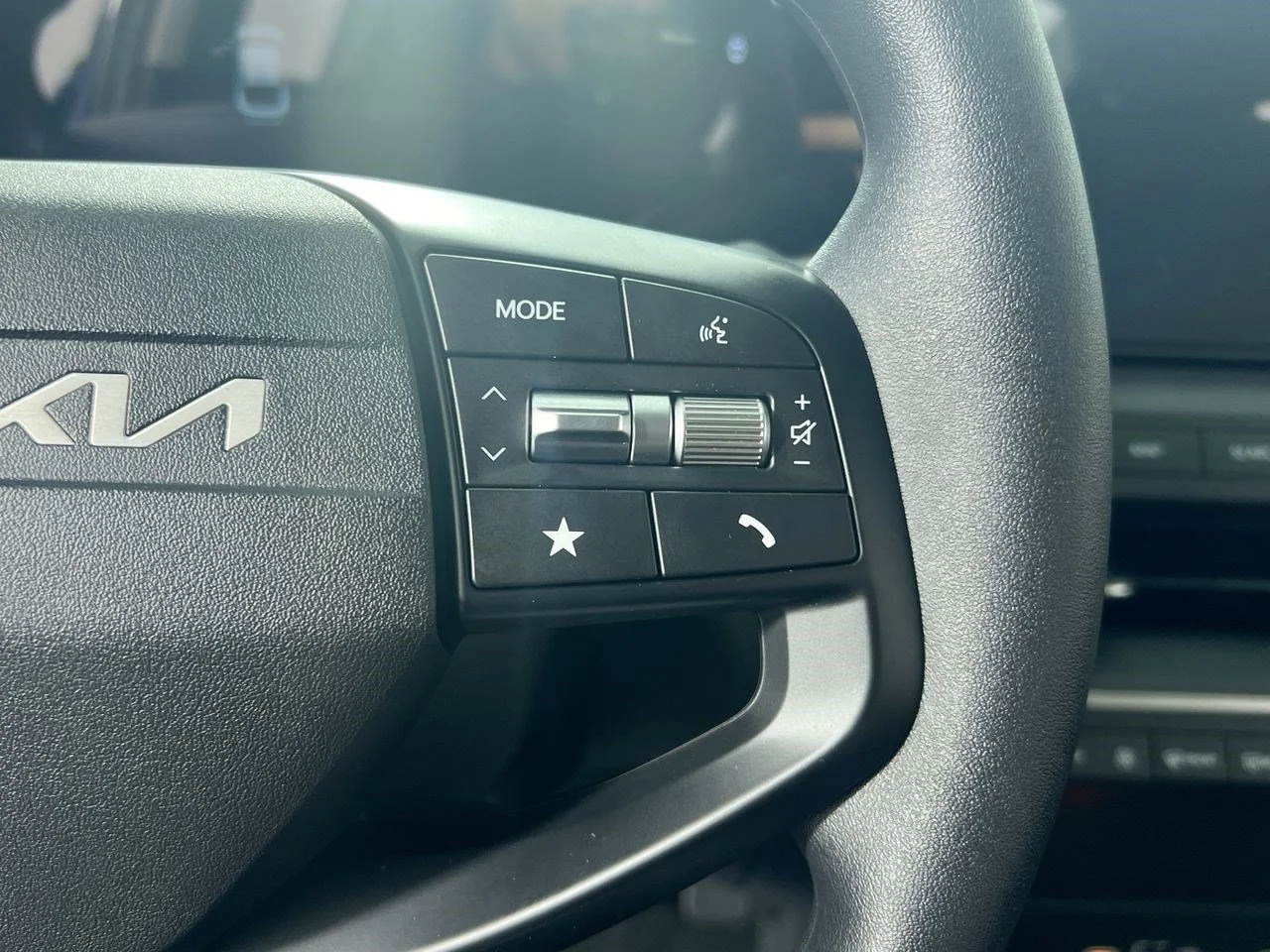 New 2026 Snow White Pearl Kia LXS image 17