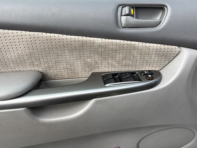 Used 2010 Silver Toyota LE image 24