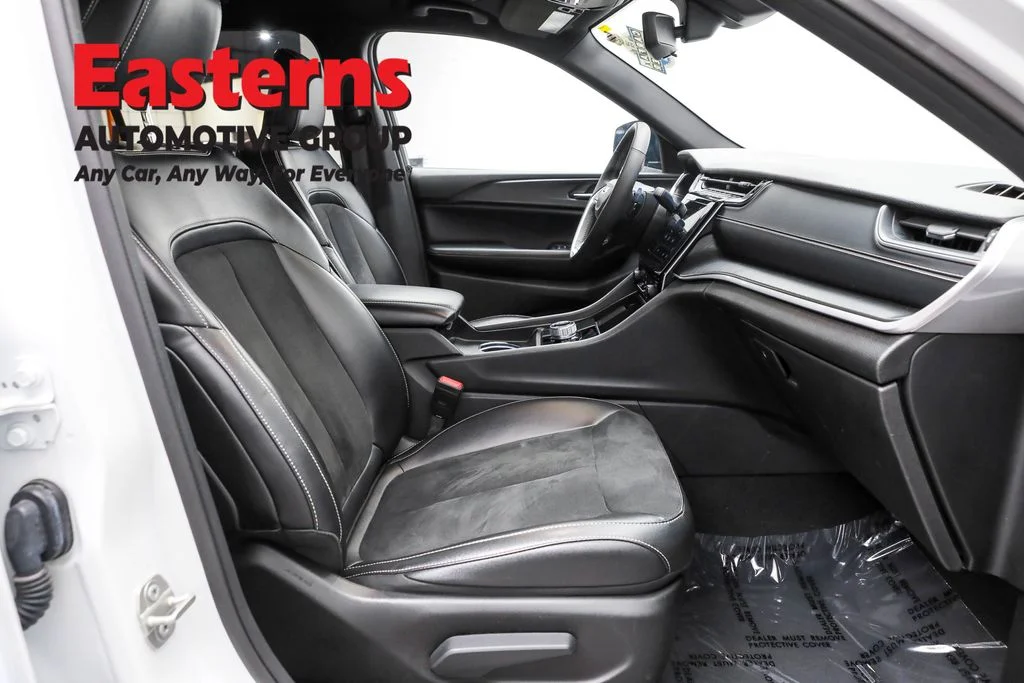 Used 2024 White Jeep Altitude image 25
