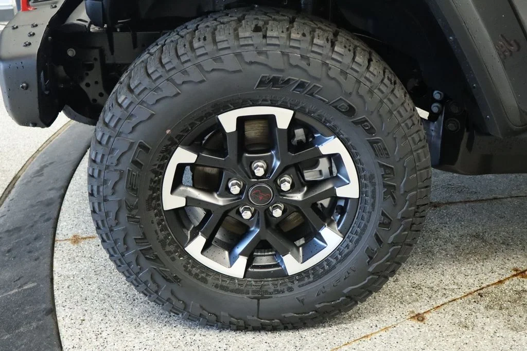New 2026 Granite Crystal Metallic Clear-Coat Exterior Paint Jeep Rubicon X image 15