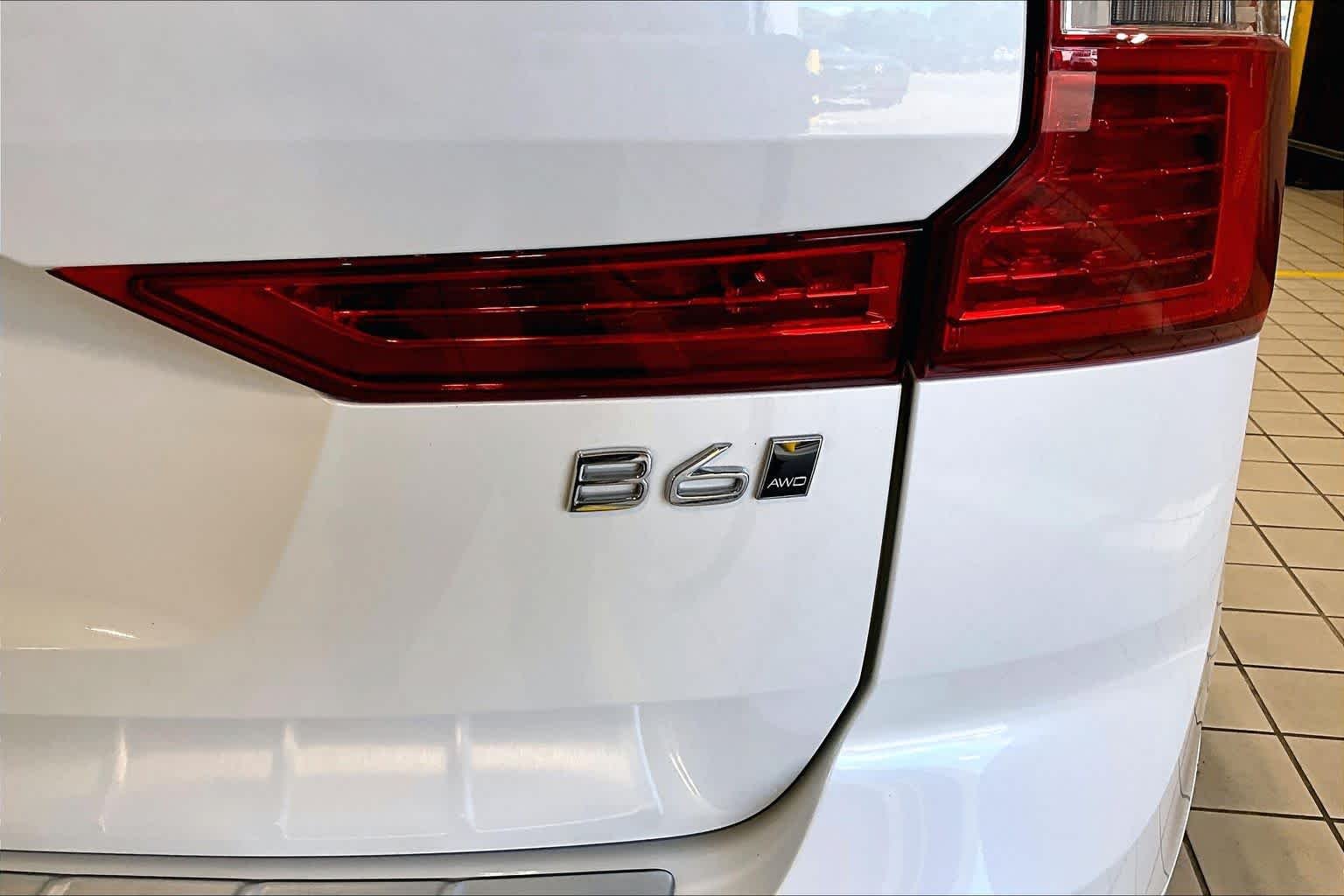 Used 2023 Crystal White Metallic Volvo Ultimate Dark Theme image 10