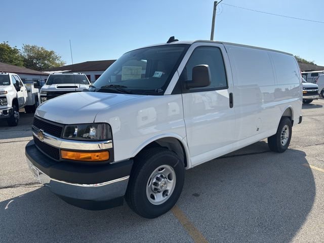 New 2025 Summit White Chevrolet WT image 1