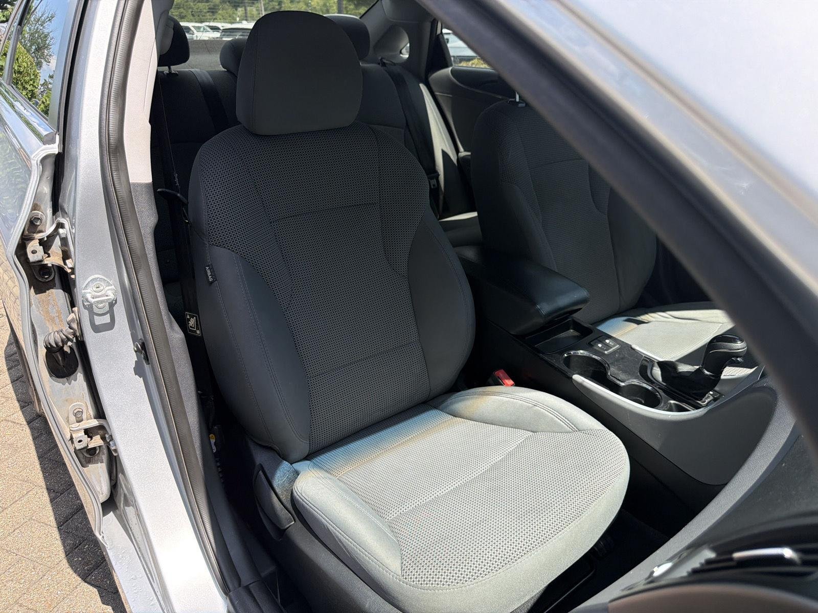 Used 2014 Radiant Silver Metallic Hyundai GLS image 29