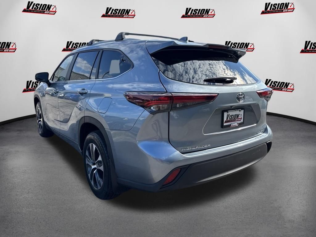 Used 2024  Toyota XLE image 2