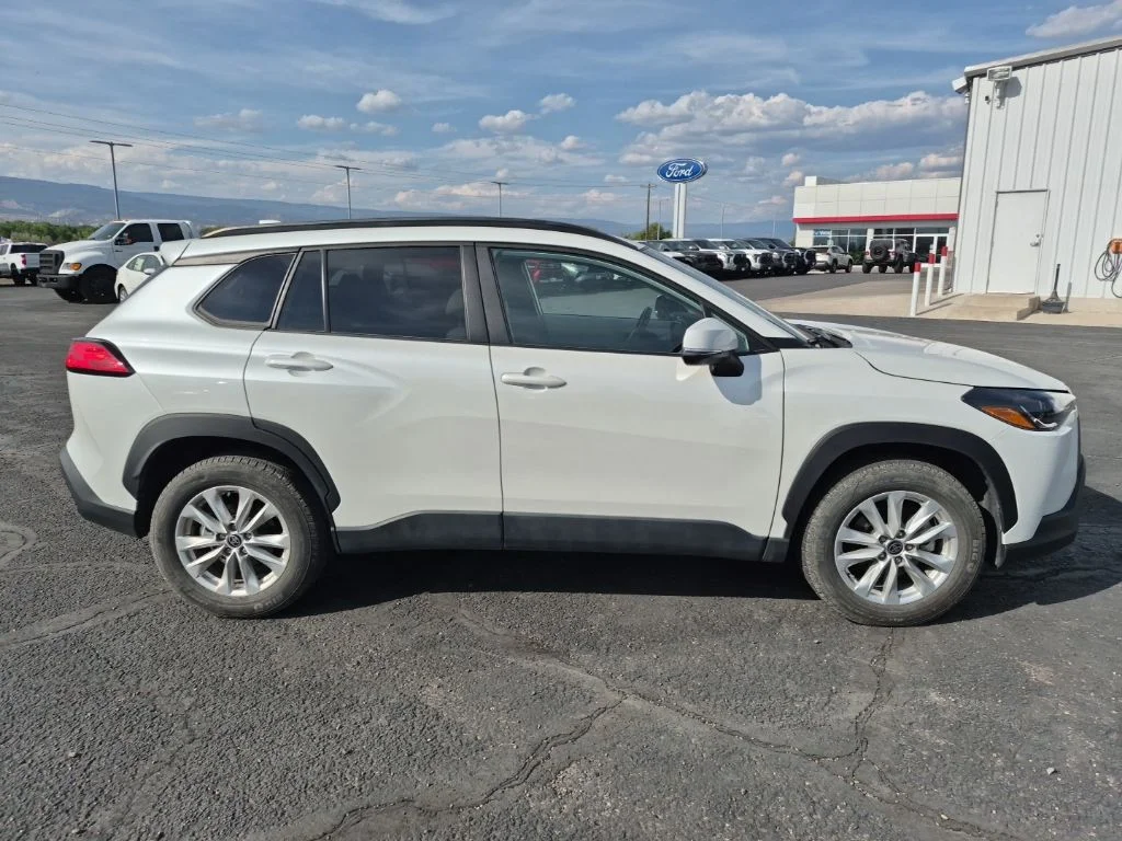 Used 2023 Pearl Toyota LE image 13