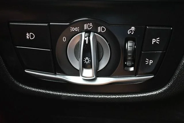 Used 2021 White BMW xDrive30i image 26