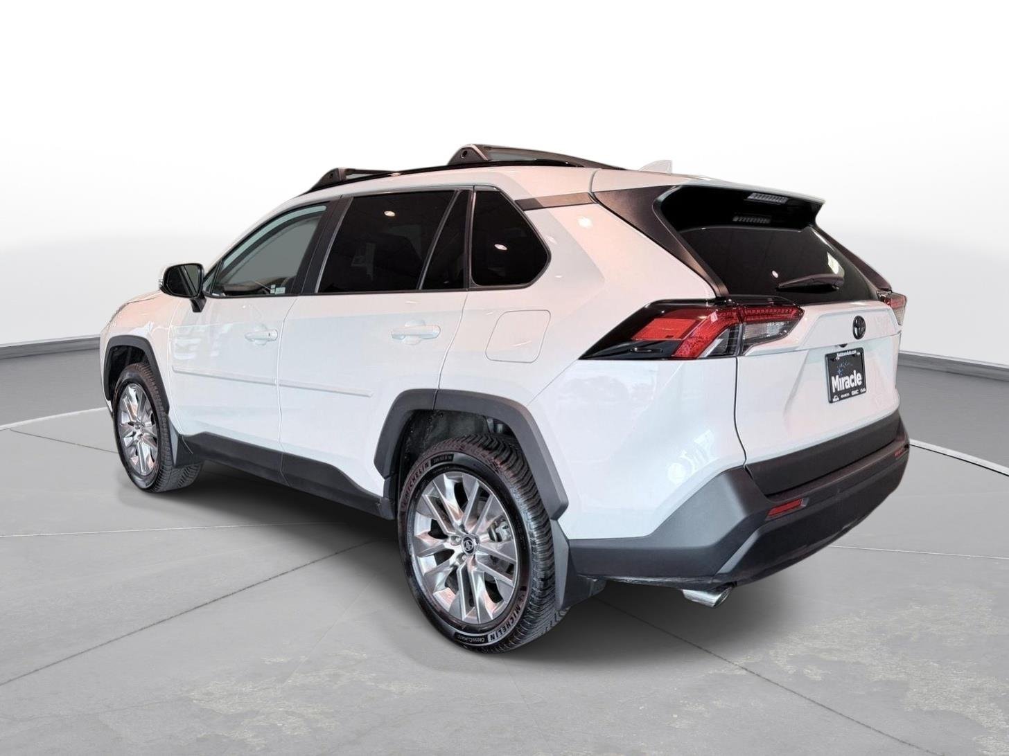 Used 2024 Wind Chill Pearl Toyota XLE Premium image 6