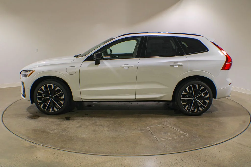 New 2026 Crystal White Volvo T8 Ultra image 2