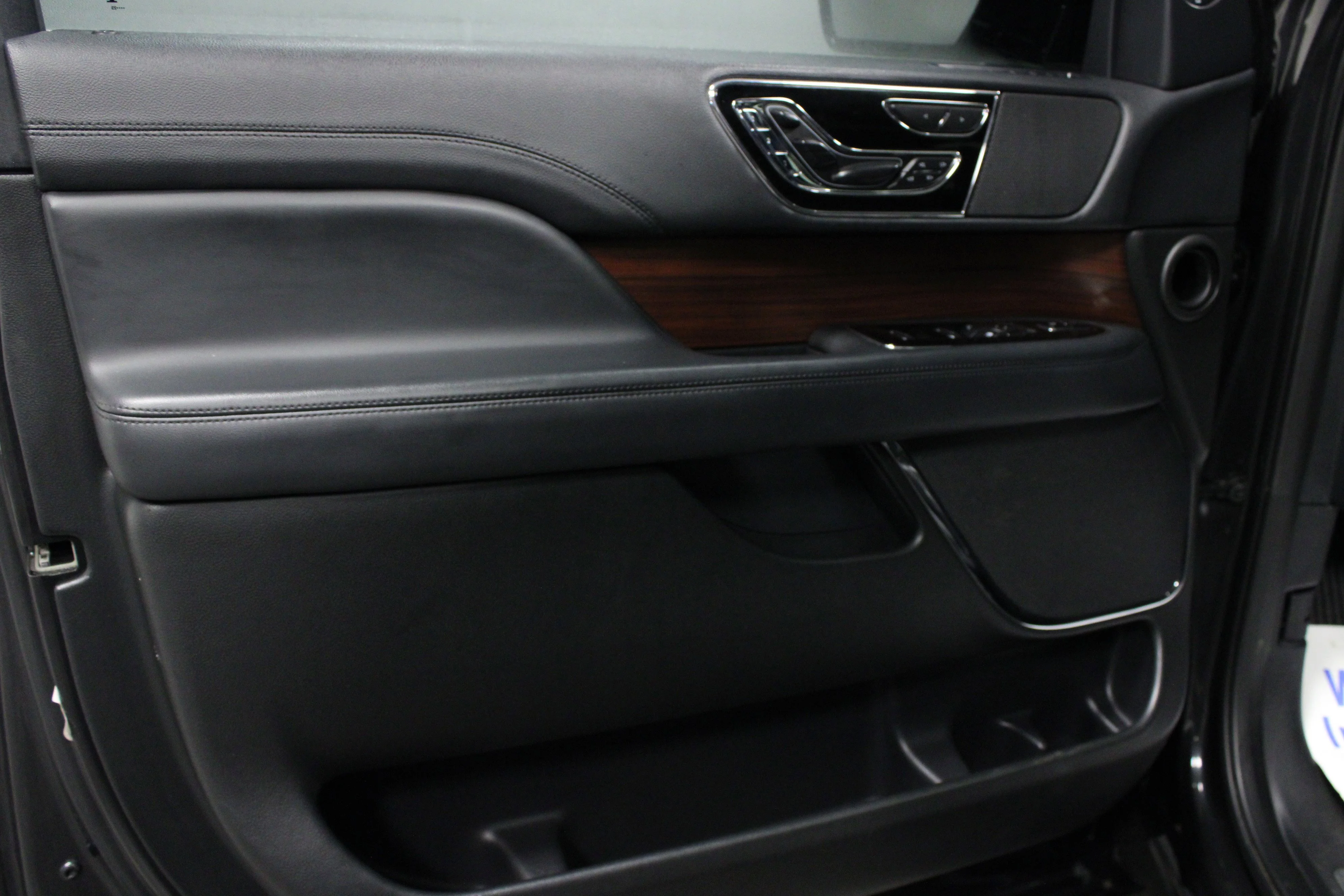 Used 2023 Starlight Gray Premium Colorant Lincoln Reserve image 11