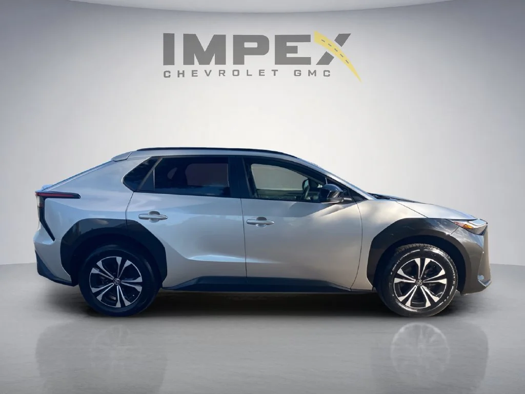 Used 2025 Silver Toyota XLE image 6