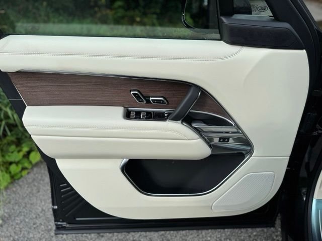 New 2027 Santorini Black Land Rover SE image 8