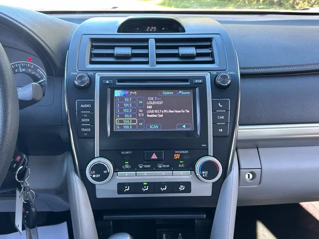 Used 2012 Silver Toyota LE image 39