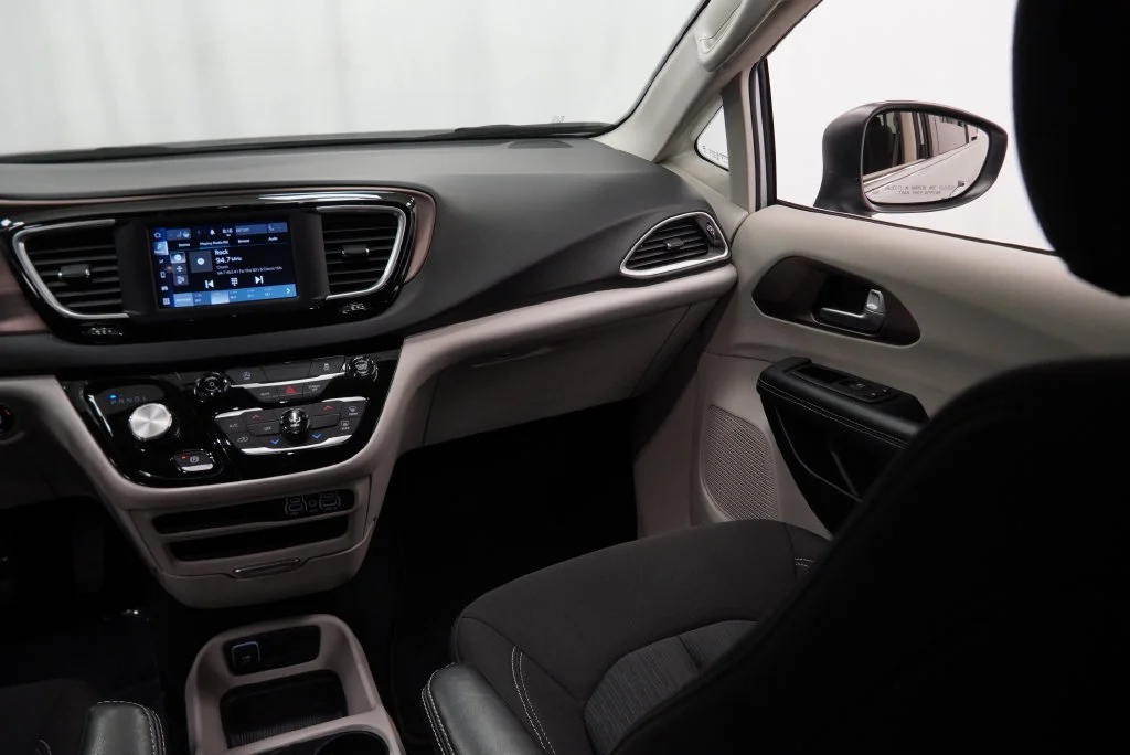 Used 2024 Silver Chrysler LX image 24