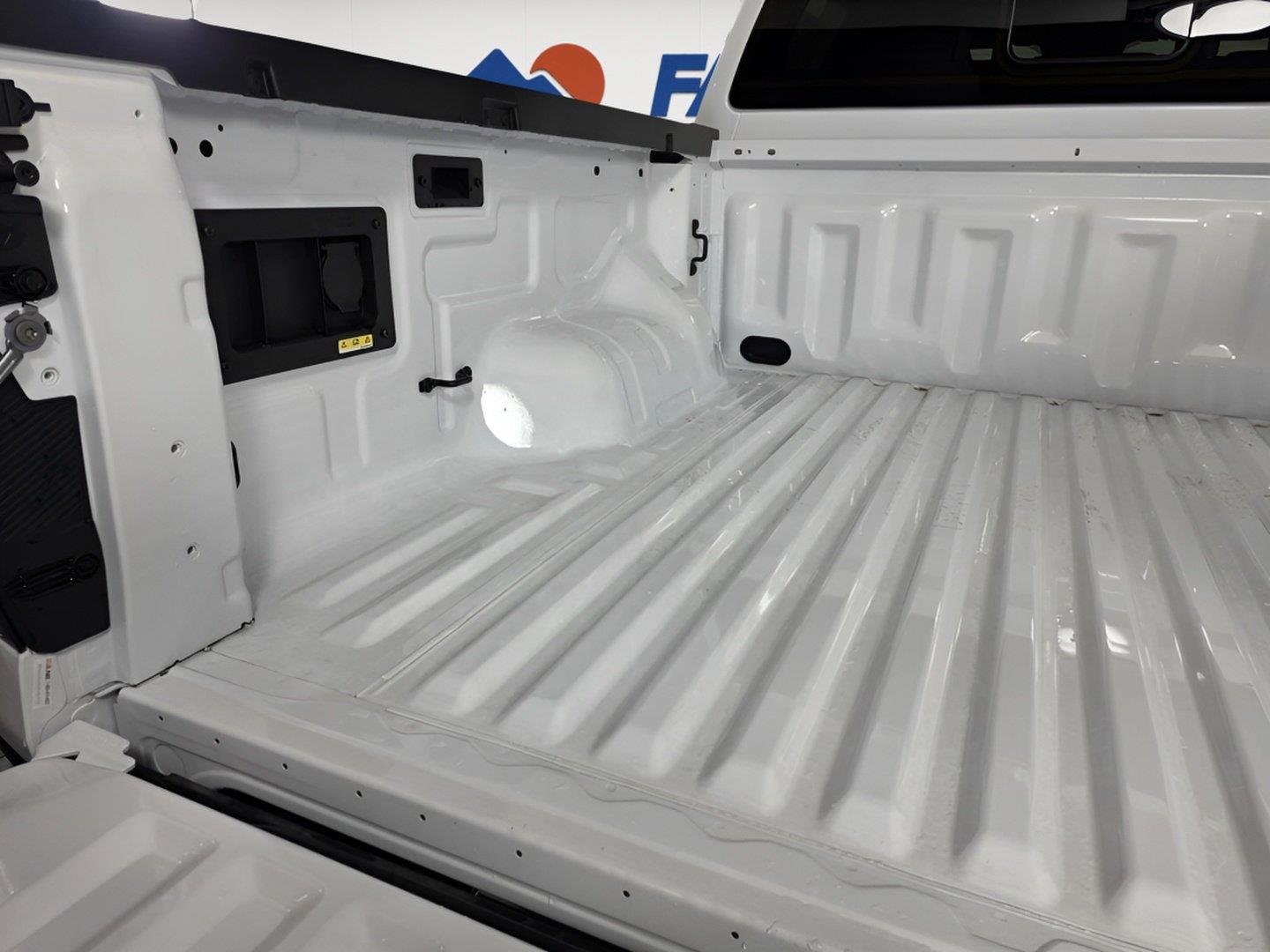 Used 2025 Oxford White Ford LARIAT image 9