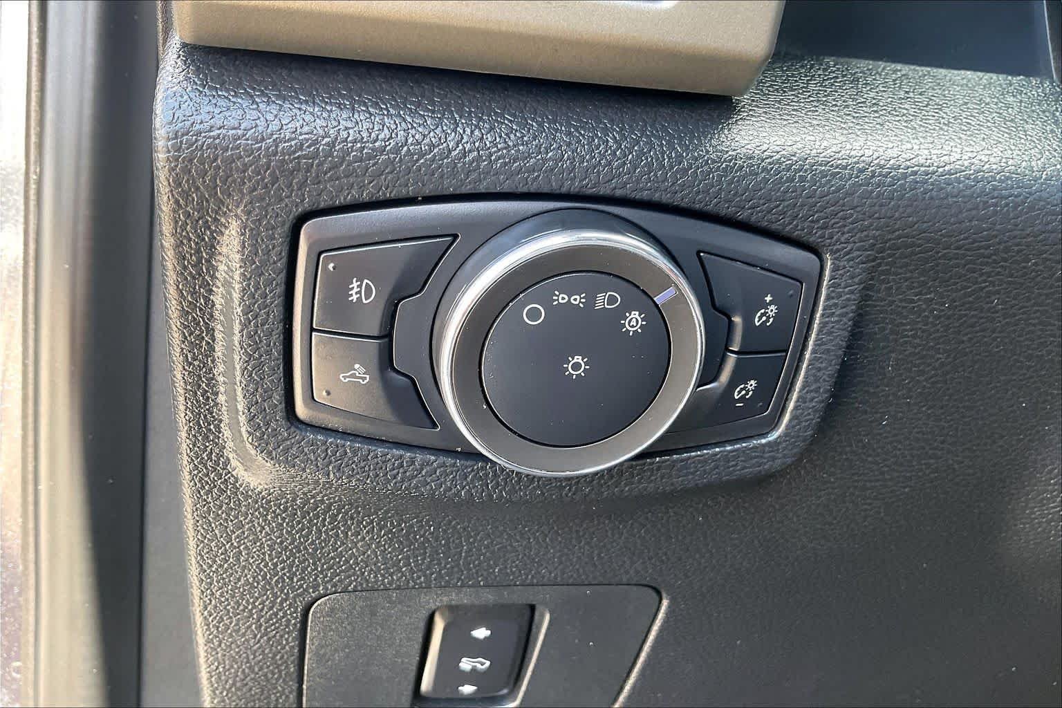Used 2019 Magnetic Metallic Ford LARIAT image 13