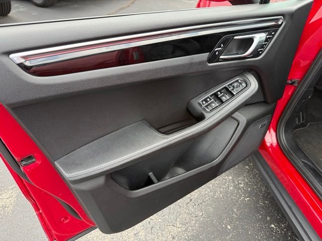 Used 2018 Red Porsche Base image 9