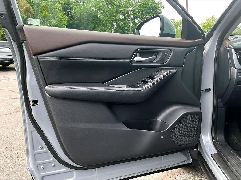 Used 2023 Gray Nissan SL image 9