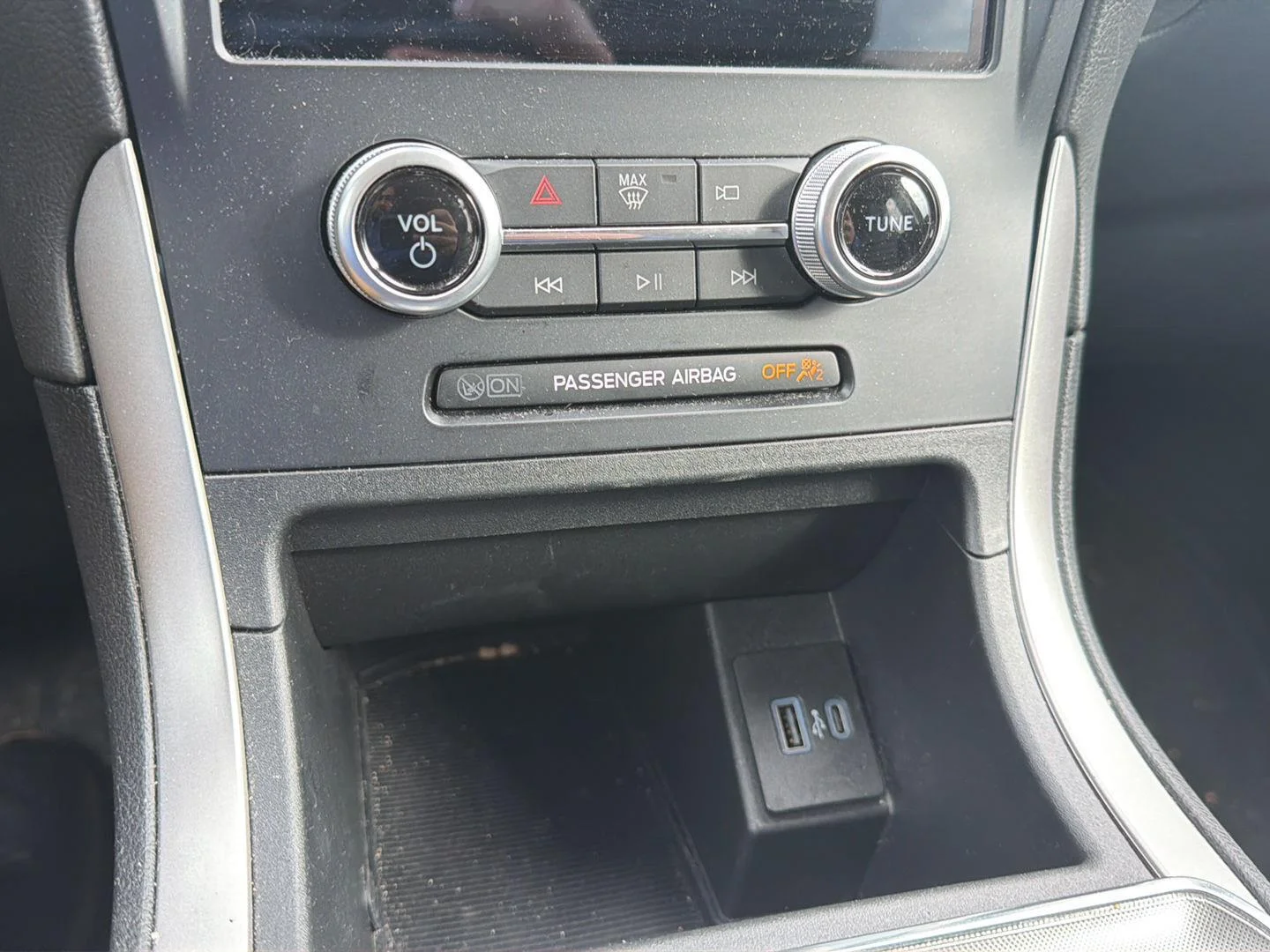 Used 2022 Oxford White Ford SEL image 17