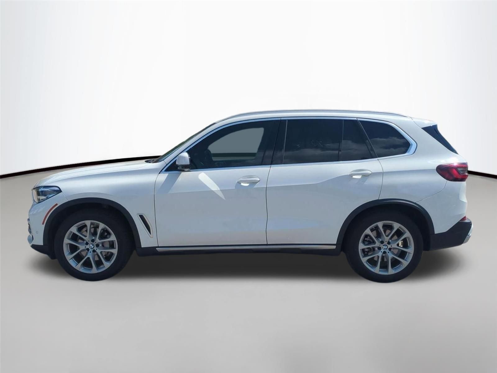 Used 2022 Alpine White BMW sDrive40i image 2