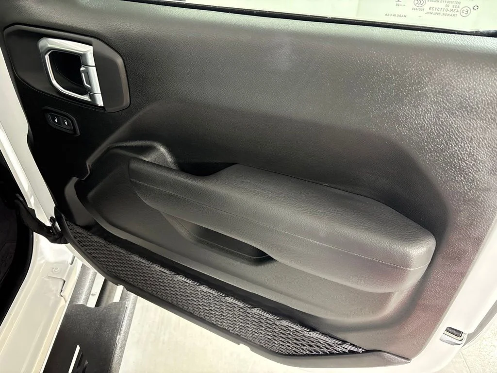 Used 2025 White Jeep Mojave image 18